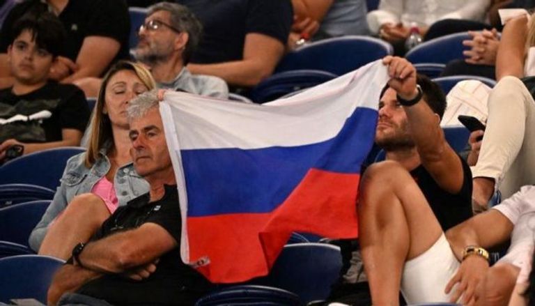 مشجع يرفع علم روسيا في بطولة أستراليا المفتوحة للتنس