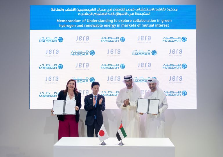 جانب من لقاء الدكتور سلطان الجابر مع وزير الاقتصاد والتجارة والصناعة الياباني