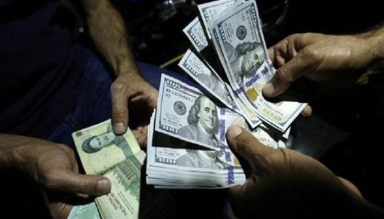 الريال الإيراني ينهار مقابل الدولار الأمريكي