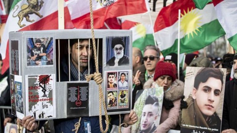 مظاهرات حاشدة للإيرانيين في فرنسا لوضع الحرس الثوري على قائمة الإرهاب مظاهرات حاشدة للإيرانيين في فرنسا لوضع الحرس الثوري على قائمة الإرهاب