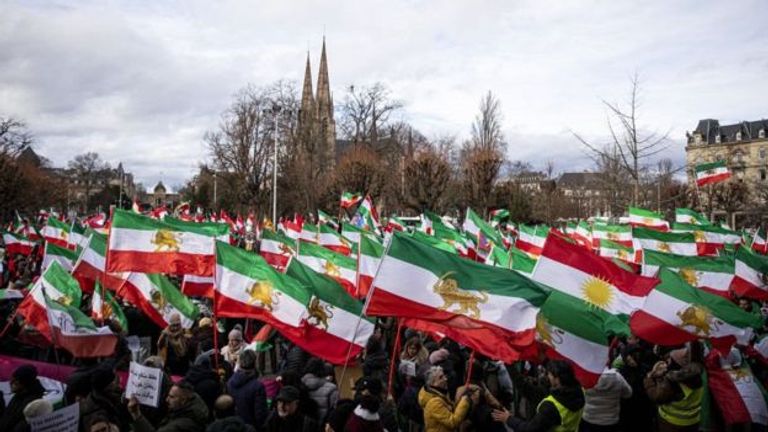 مظاهرات حاشدة للإيرانيين في فرنسا لوضع الحرس الثوري على قائمة الإرهاب مظاهرات حاشدة للإيرانيين في فرنسا لوضع الحرس الثوري على قائمة الإرهاب