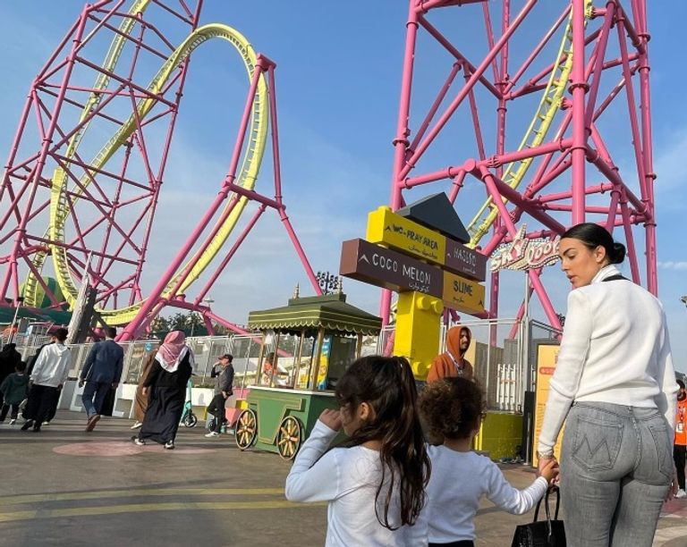 جورجينا وبناتها