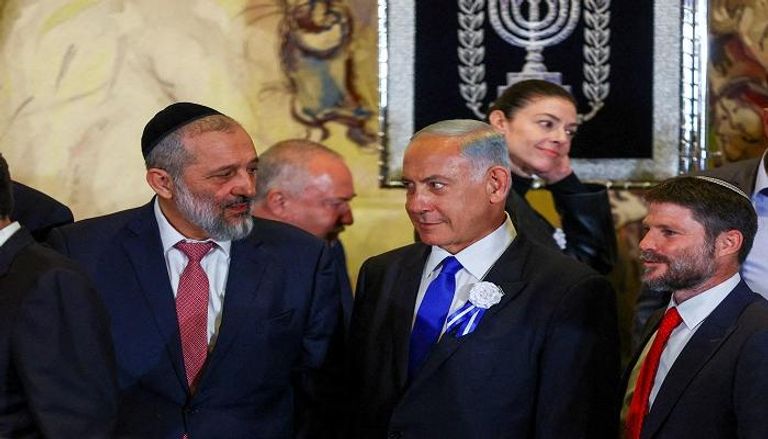 بنيامين نتنياهو ينظر إلى أرييه درعي في البرلمان الإسرائيلي - رويترز