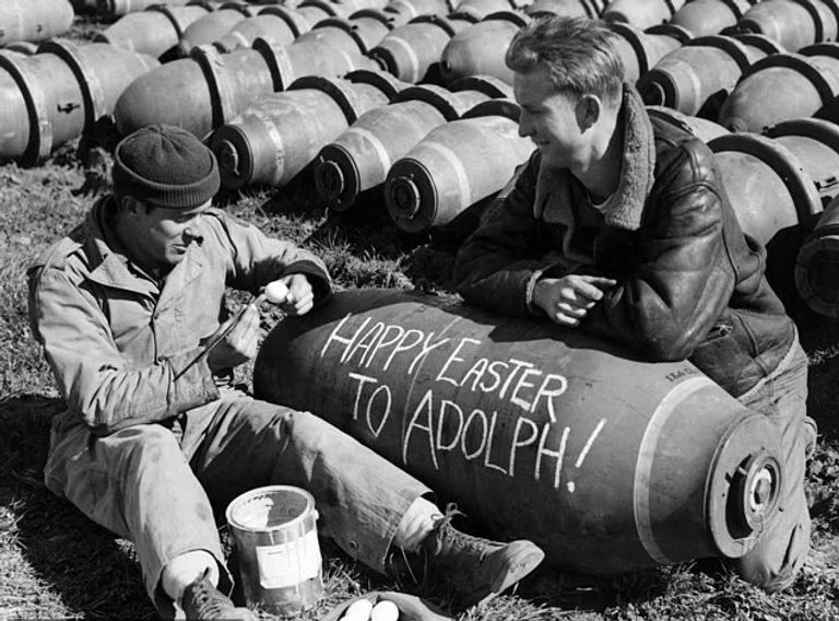 جنود أمريكيون يكتبون رسالة "عيد فصح سعيد يا أدولف"