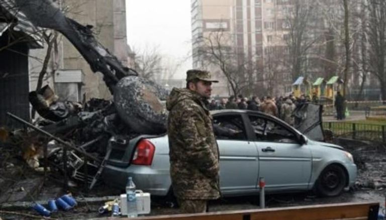 جندي أوكراني قرب موقع تحطم المروحية