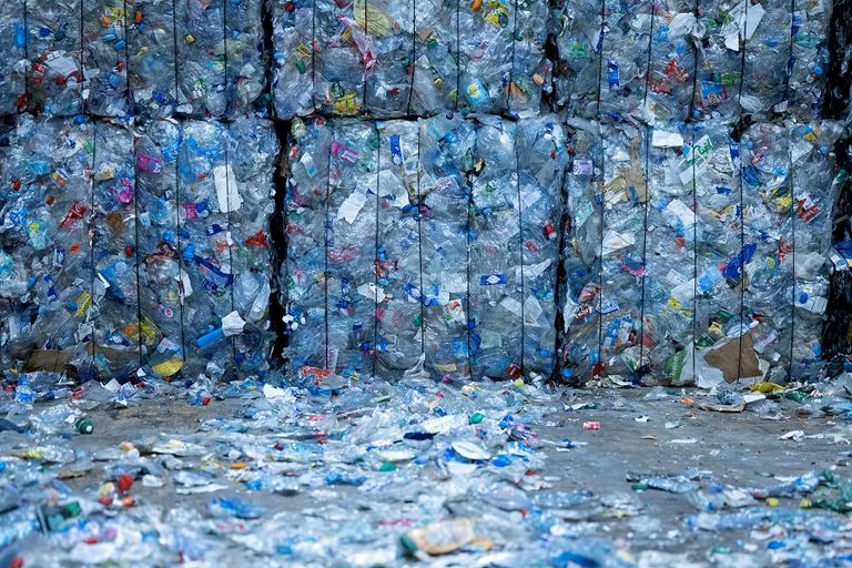 رواد أعمال في مصر يحولون نفايات البلاستيك إلى طوب - أ ف ب رواد أعمال في مصر يحولون نفايات البلاستيك إلى طوب - أ ف ب