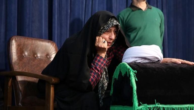 ابنة رفسنجاني تجلس أمام جثمانه قبل دفنه - أرشيفية