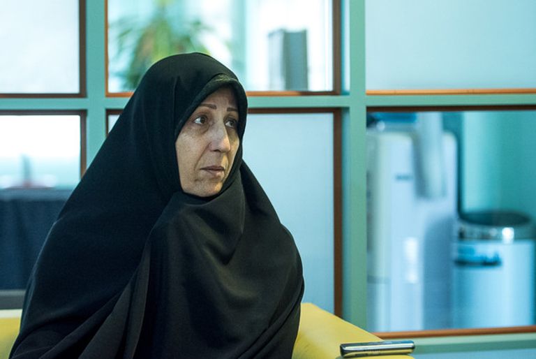 ابنة رفسنجاني تجلس أمام جثمانه قبل دفنه - أرشيفية