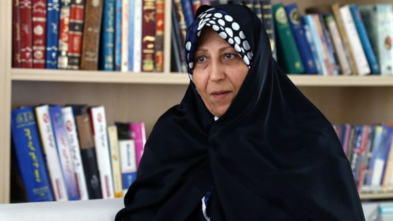 ابنة رفسنجاني تجلس أمام جثمانه قبل دفنه - أرشيفية