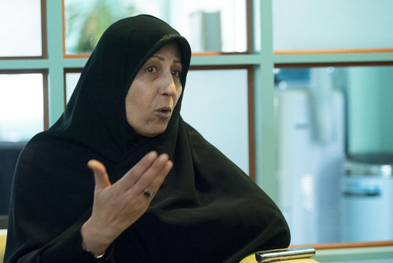 ابنة رفسنجاني تجلس أمام جثمانه قبل دفنه - أرشيفية