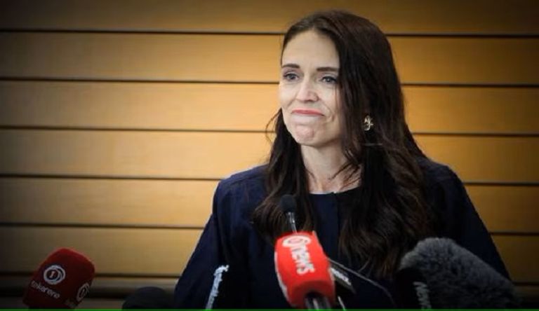 رئيسة وزراء نيوزيلندا جاسيندا أردرن متأثرة خلال مؤتمرها الصحفي