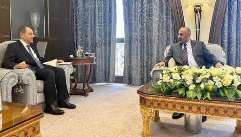 نائب الرئيس اليمني عيدروس الزبيدي والسفير المصري أحمد فاروق