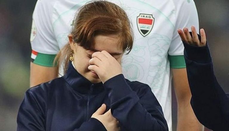 فتاة من ذوي الهمم تبكي لدى عزف النشيد الوطني العراقي