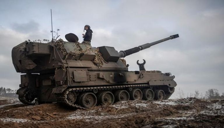 أوكرانيون يجهزون مدافع هاوتزر ذاتية الدفع البولندية على خط المواجهة في دونيتسك 
