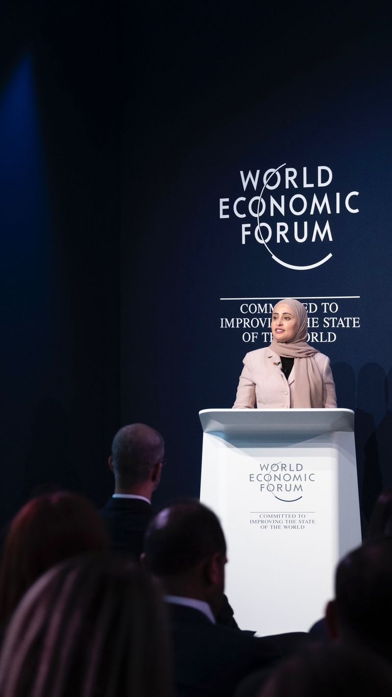 عهود  الرومي وزيرة دولة للتطوير الحكومي والمستقبل حكومة دولة الإمارات تستعرض تجربتها الرائدة بتصميم المستقبل في دافوس