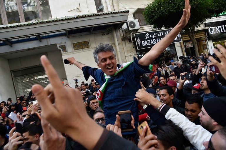 رشيد نكاز وسط تظاهرة لأنصاره في عام 2019 المعارض الجزائري رشيد نكاز