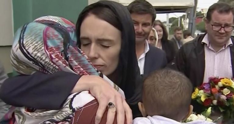 تضامن جاسيندا مع المسلمين عقب هجوم إرهابي عنصري على مسجدين رئيسة وزراء نيوزيلندا جاسيندا أرديرن