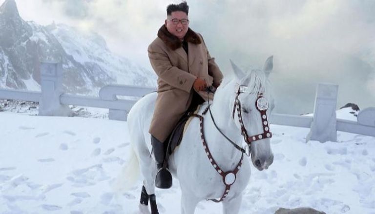 كيم جونغ أون يمتطي حصانه بين الثلوج