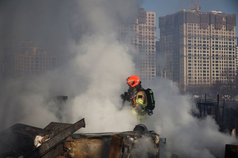 إجلاء المئات بعد اندلاع حريق في منطقة عشوائية بسول