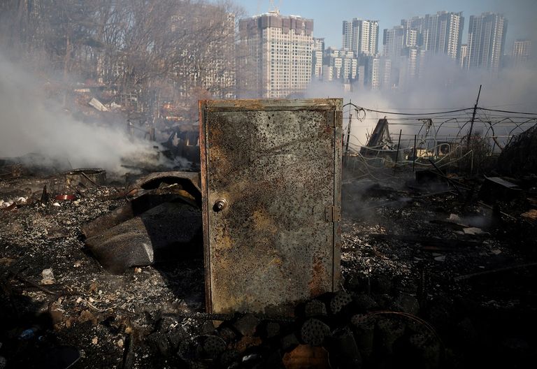 إجلاء المئات بعد اندلاع حريق في منطقة عشوائية بسول