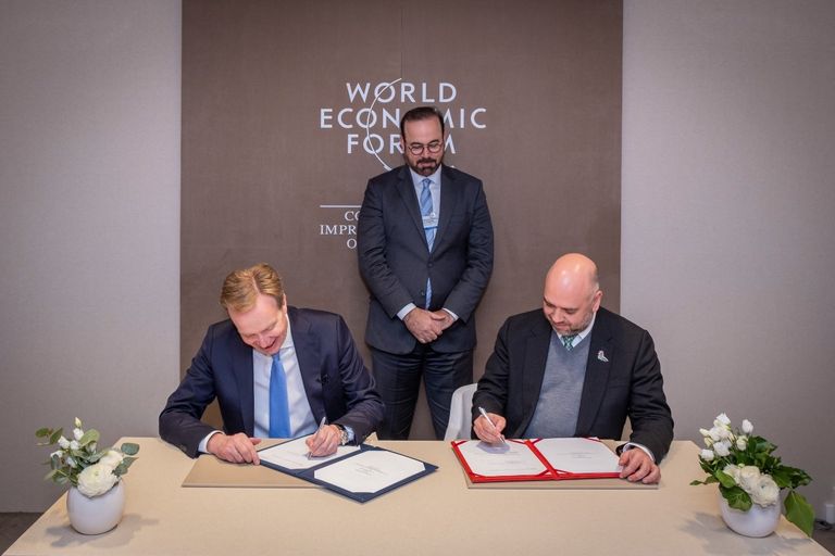 جانب من توقيع الاتفاقية جانب من توقيع الاتفاقية