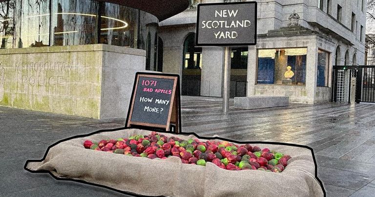 التفاح الفاسد أمام مقر الشرطة