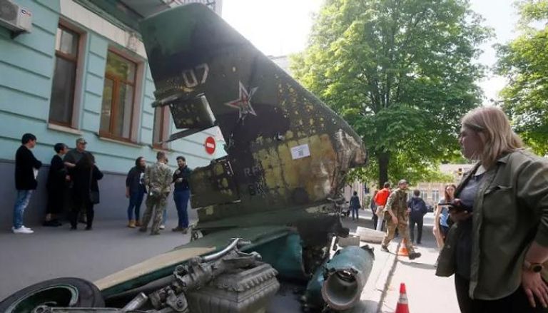 أوكرانية تنظر إلى طائرة روسية مدمرة 