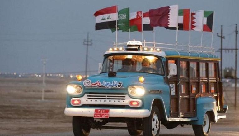 عراقي يحتفي بسيارته باستضافة بلاده لبطولة خليجي 25