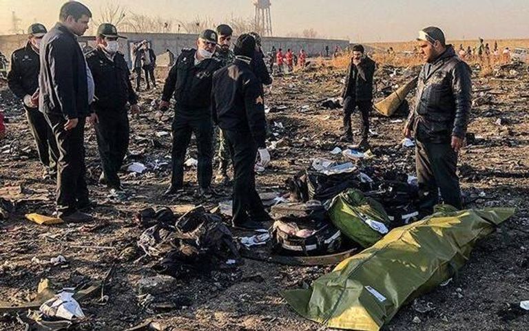 حطام الطائرة الأوكرانية بعد سقوطها المتهم خلال جلسة المحاكمة