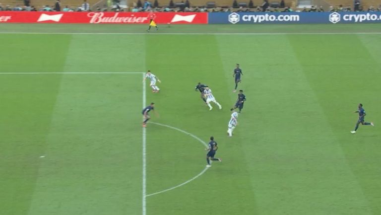 كرة فاران في لقاء الأرجنتين لحظة تسجيل هدف يونايتد المثير للجدل ضد سيتي