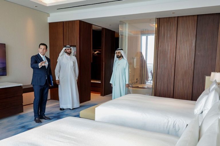 الشيخ محمد بن راشد آل مكتوم أثناء زيارته للمنتجع