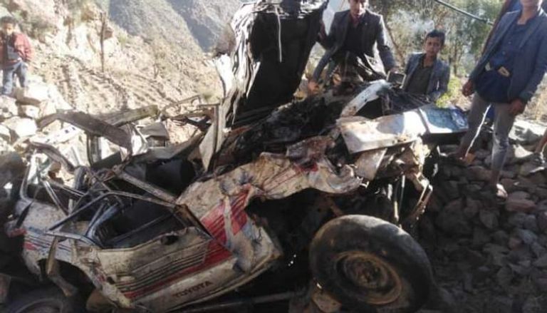 بقايا السيارة التي تعرضت للسقوط في اليمن