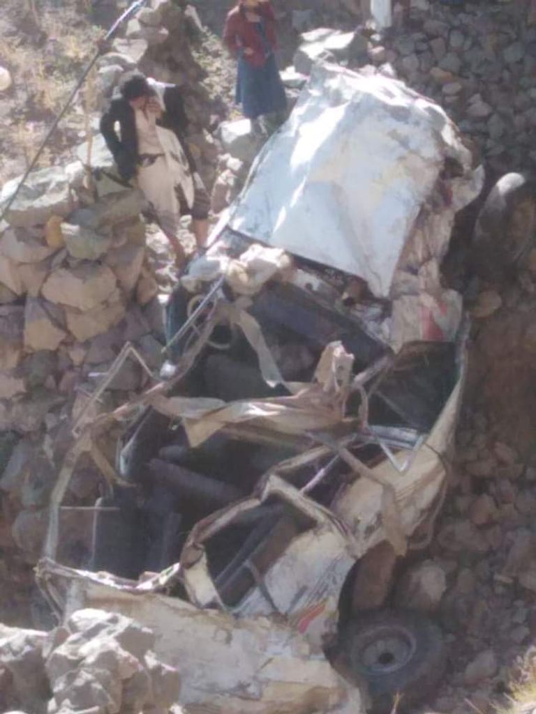 بقايا السيارة التي تعرضت للسقوط في اليمن