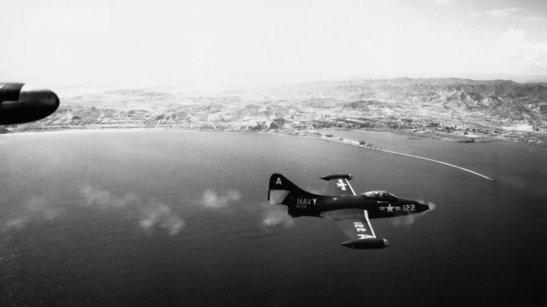 ويليامز أمام نسخة مطابقة للطائرة التي أسقط بها الميغ السوفياتية