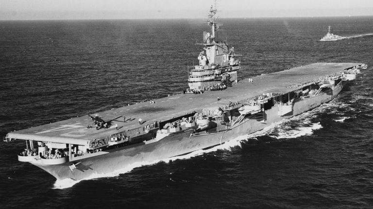 ويليامز أمام نسخة مطابقة للطائرة التي أسقط بها الميغ السوفياتية