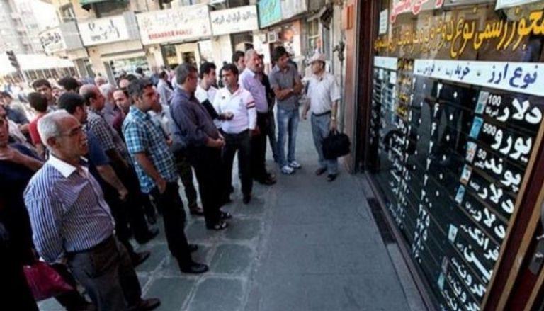 انهيار قياسي في سعر الريال الإيراني 