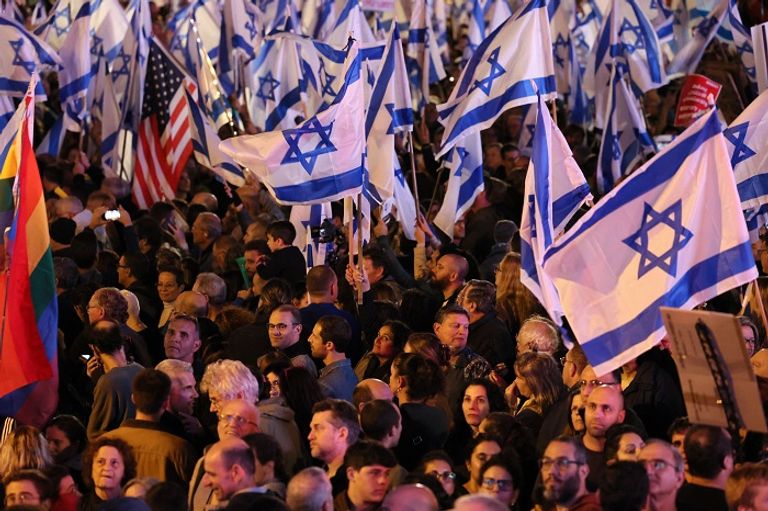 مظاهرة حاشدة ضد نتنياهو في تل أبيب آلاف المتظاهرين في تل أبيب احتجاجا على نتنياهو