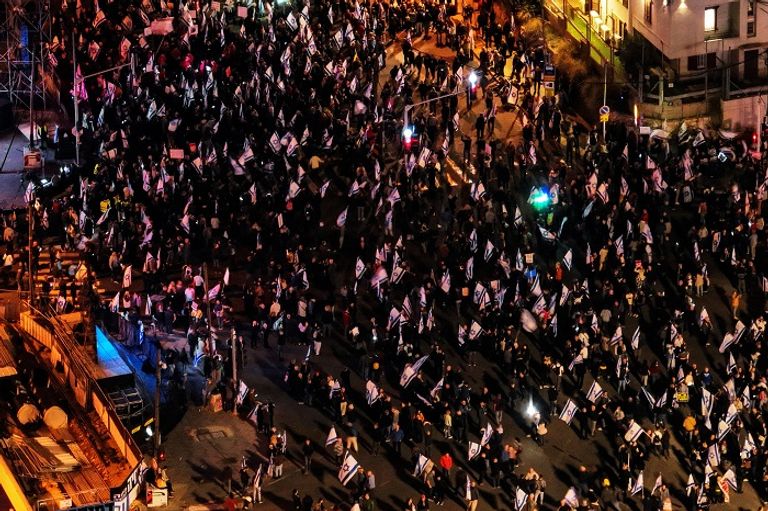 آلاف المتظاهرين في تل أبيب احتجاجا على نتنياهو