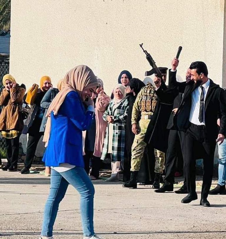 مراسيم رفع العلم في إحدى المدارس العراقية