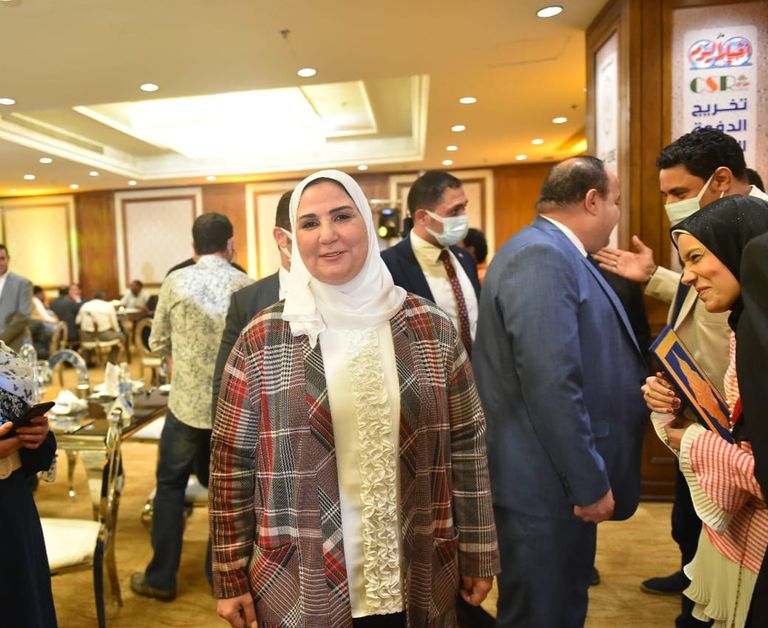 وزيرة التضامن الاجتماعي بعدسة منة الله عصام الدين منة الله عصام أول كفيفة مصرية تلعب القوس والسهم