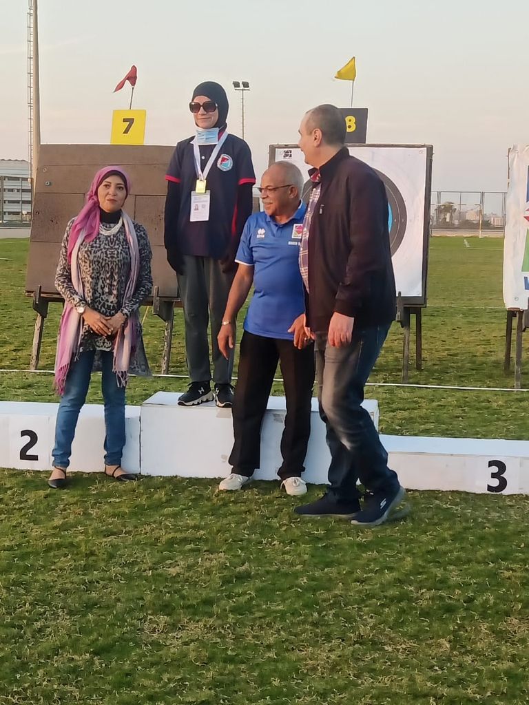 منة الله عصام الدين على منصة التتويج منة الله عصام أول كفيفة مصرية تلعب القوس والسهم