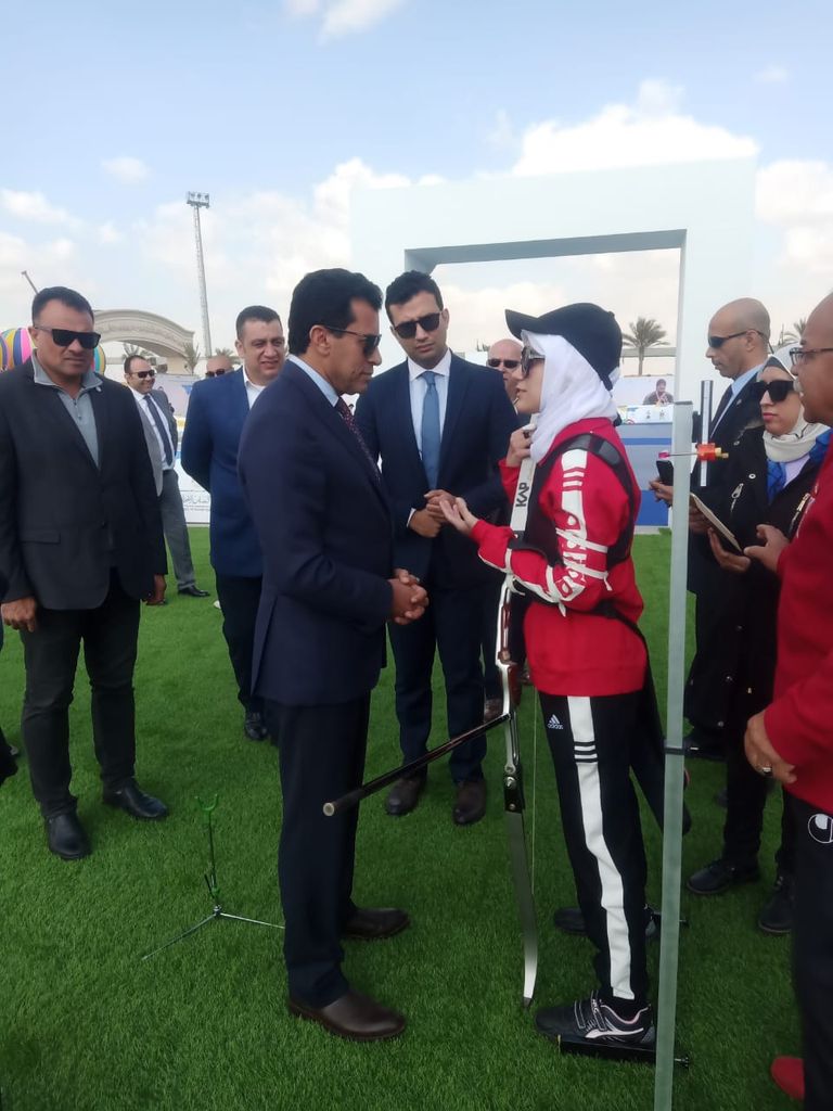 منة الله عصام الدين مع وزير الشباب والرياضة المصري منة الله عصام أول كفيفة مصرية تلعب القوس والسهم