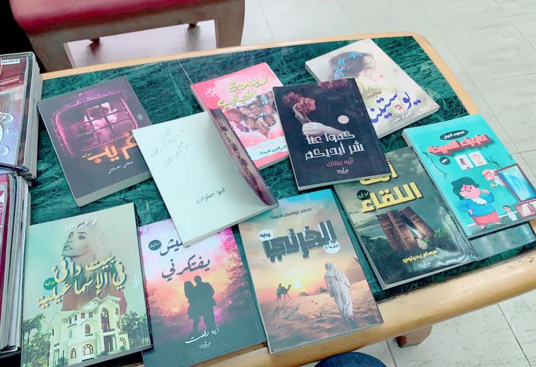 محمد طعيمة يحمل بعض أعمال الدار