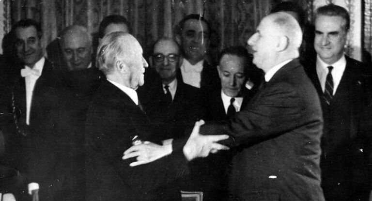 المستشار الألماني الأسبق كونراد أديناور والرئيس الفرنسي الأسبق شارل ديغول يوقعان الاتفاقية جانب من لقاء ماكرون وشولتز