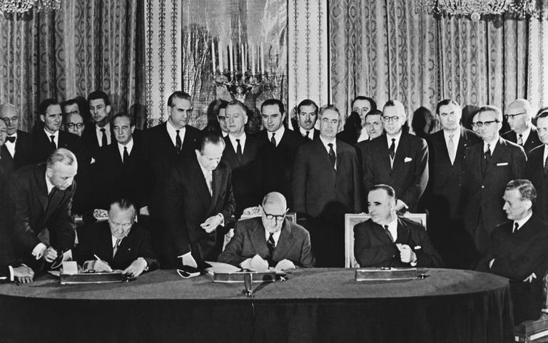 جانب من لقاء ماكرون وشولتز