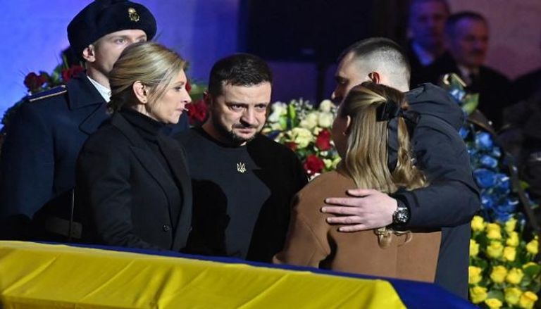 الرئيس الأوكراني زيلينيسكي يبكي خلال مراسم تأبين قتلى الطائرة الأوكرانية