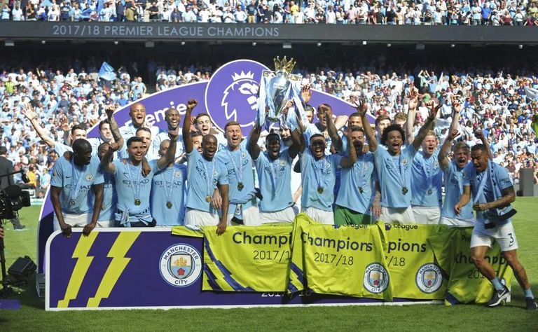 مانشستر سيتي بطل الدوري الإنجليزي موسم 2017-2018 من مباراة أرسنال ومانشستر يونايتد في الدوري الإنجليزي