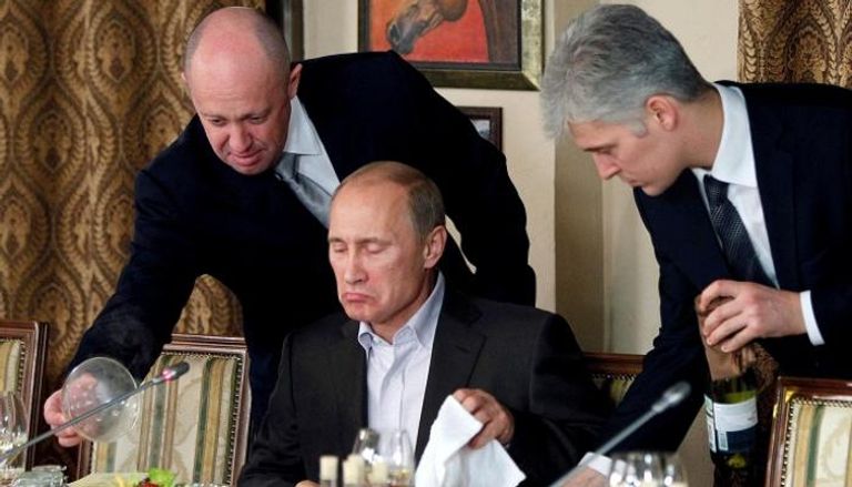 الرئيس الروسي فلاديمير بوتين خلال مأدبة غداء مع إعلاميين - رويترز