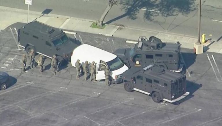 سيارات الشرطة تحاصر شاحنة منفذ إطلاق النار في كاليفورنيا
