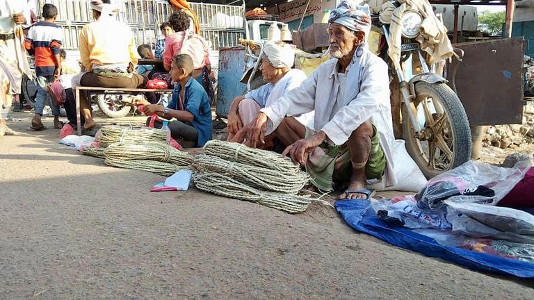 بائع في سوق ريفية باليمن